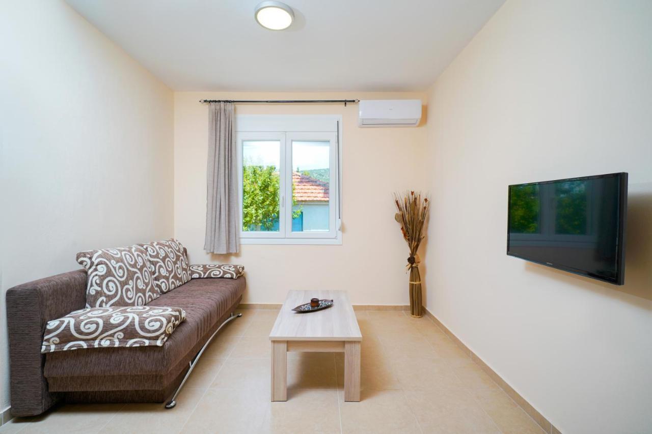 Theodore Apartments Skála Marión المظهر الخارجي الصورة